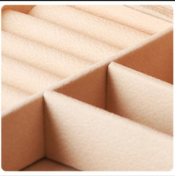 🆕 Violet Velvet Jewelry Box - Picture 3 of 8